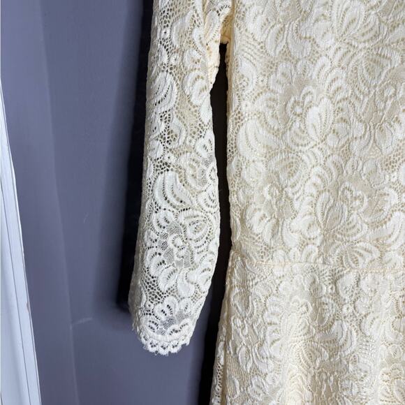 Isaac Mizrahi Cream Lace Peplum Top With 3/4 Length Sleeves Size XXS - Picture 4 of 7